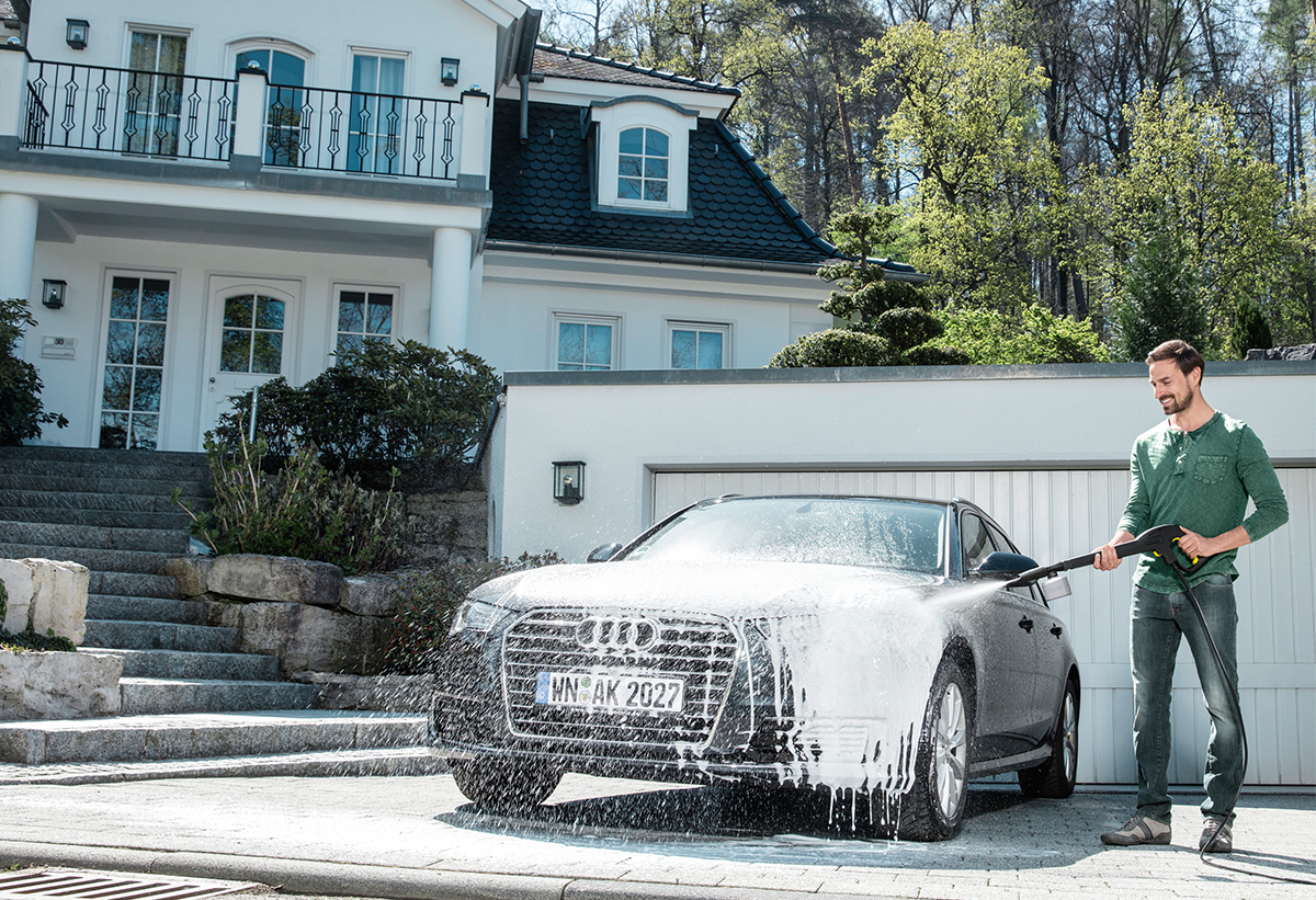 Ένας άντρας καθαρίζει το αμάξι του.